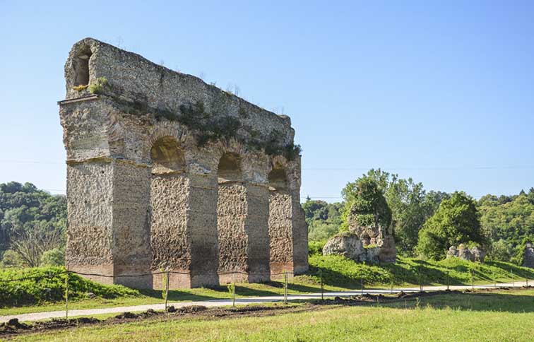 veduta laterale dell'acquedotto anio novus