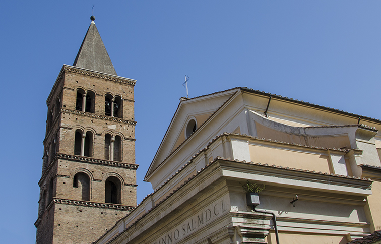 scorcio della torre campanaria del duomo di tivoli