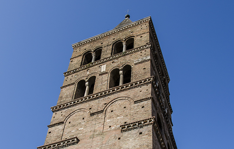 veduta dal basso della torre campanaria