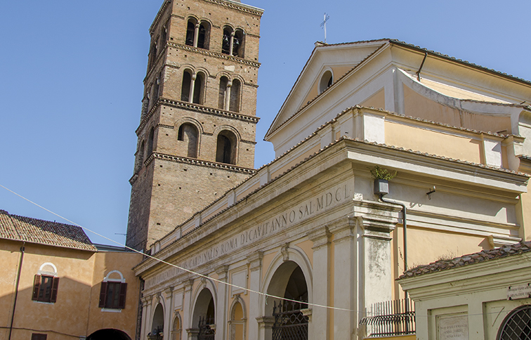 veduta laterale della cattedrale di san lorenzo martire