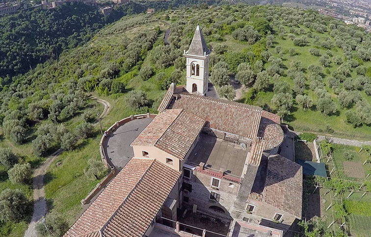 scorcio-della-chiesa-con-vista-del-chiostro