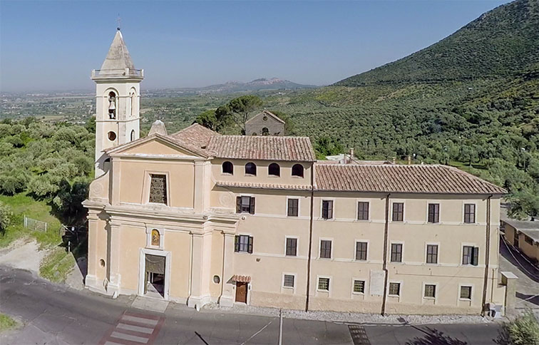 veduta frontale della chiesa