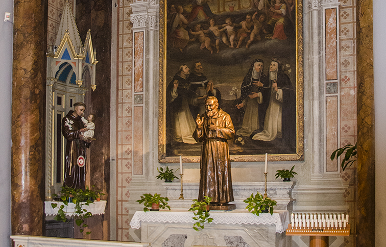 cappella con statua di padre pio