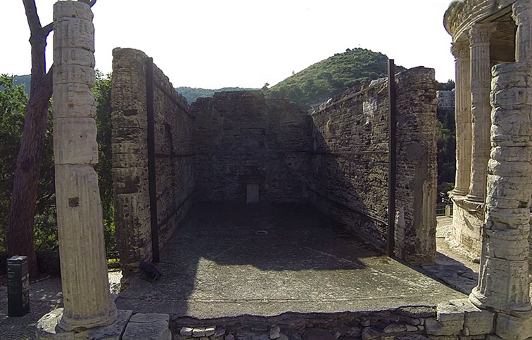 interno del tempio della sibilla