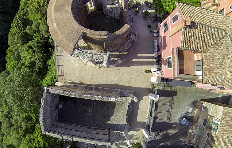 veduta dall'alto del tempio della sibilla e scorcio del tempio di vesta