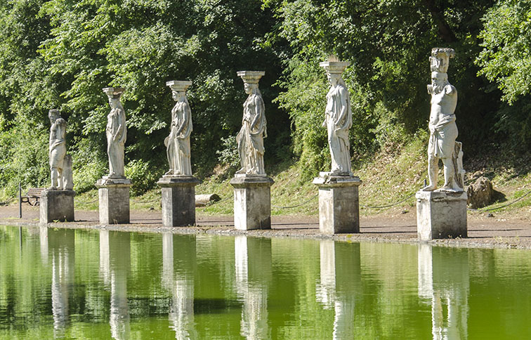 particolare del canopo con statue di cariatidi