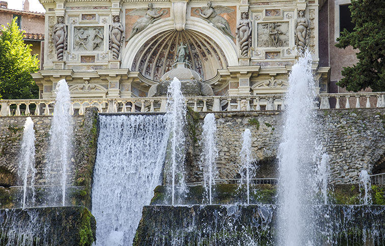 particolare della fontana del nettuno