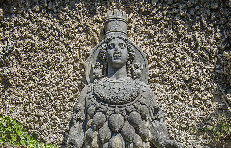 particolare della fontana dell'abbondanza