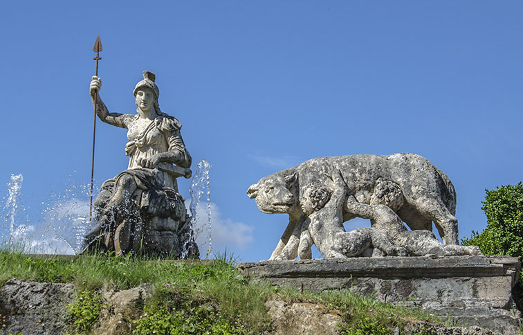 roma in trono con lupa