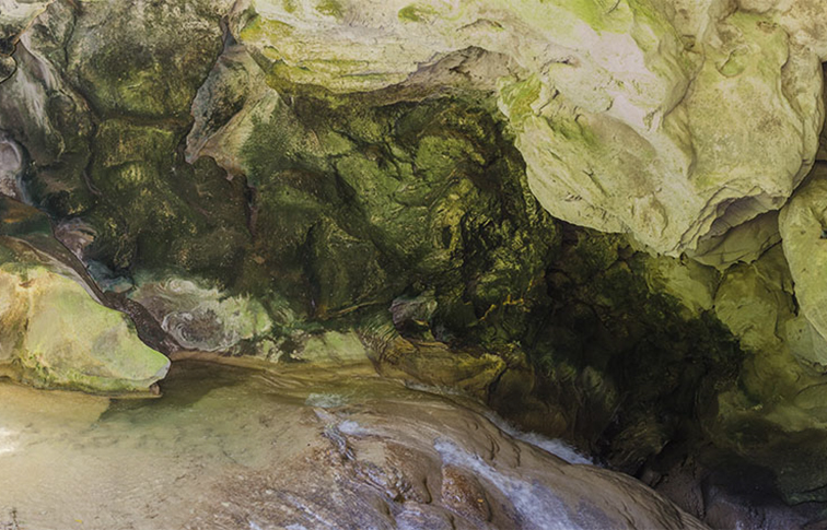 interno della grotta di villa gregoriana