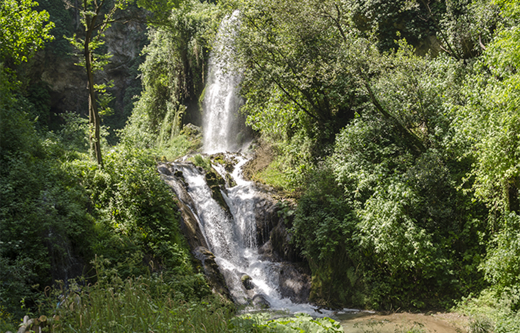 panorama della cascata di villa gregoriana