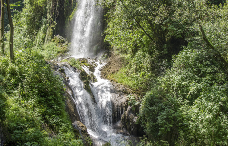 passeggiata con veduta delle cascate