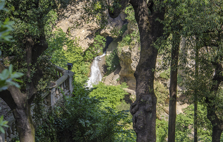 scorcio delle cascatelle di villa gregoriana